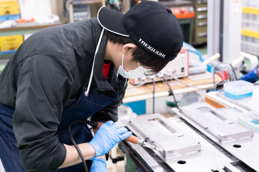 リベットと接着剤を併用した組立